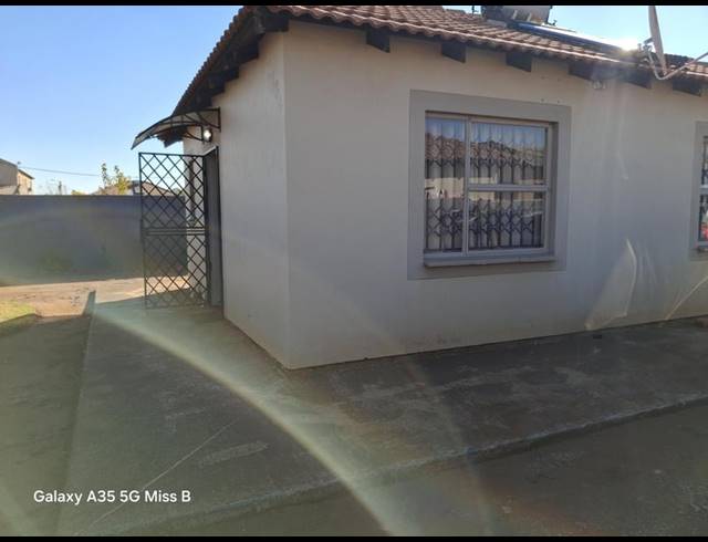 2 BEDROOM PROPERTY TO RENT IN LUFHERENG